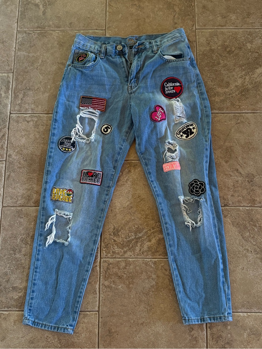 Distressed jeans with patches